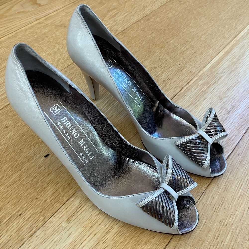 NWOT vintage Bruno Magli peep toe &bow heels sz6